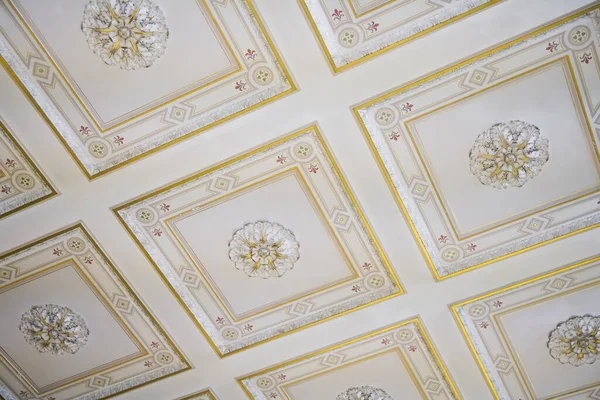 Geleneksel İtalyan dizaynı ile lüks ve zarif iç dekorasyon. Duvarda beyaz ve altın süslemeler