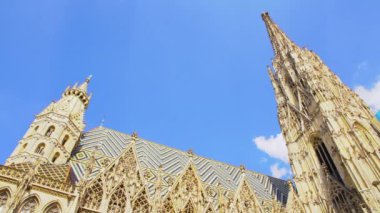Viyana 'da Stephansdom. Aziz Stephen Katedrali. Yazın mavi gökyüzü arkaplanı. Stefansdom in Wien Avusturya 'nın ulusal sembolüdür. Eski Roma Katolik Kilisesi