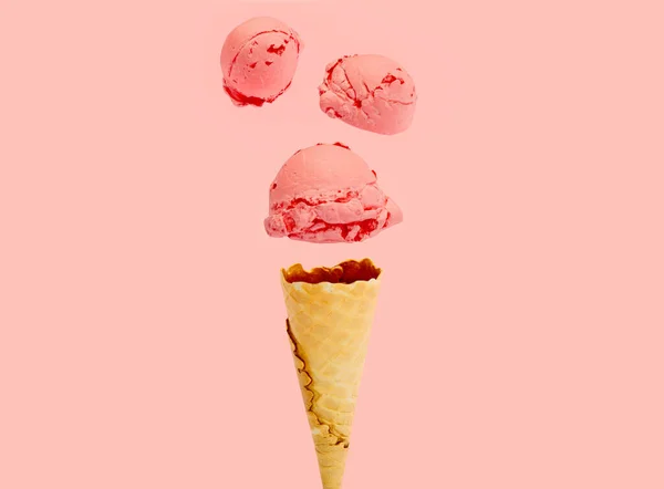 Çilekli dondurma külahı. Dondurma salonu için Restoran Menue Kartı. Pembe arka planda izole edilmiş dondurmalar.