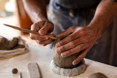 Bir çömlekçinin ellerini kapat.