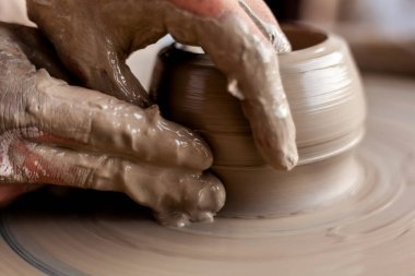 Bir çömlekçinin ellerini kapat.