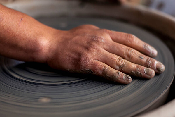 Закройте руки гончара