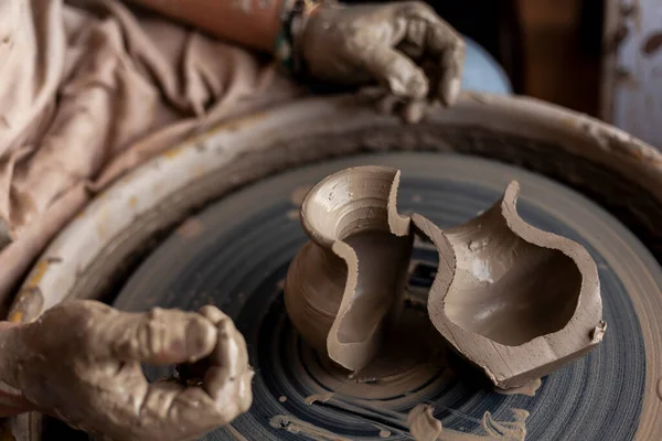 Bir çömlekçinin ellerini kapat.