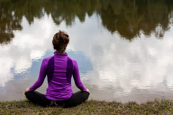 Mujer Sentada Sobre Espalda Meditando Frente Estanque Con Reflejos Nubes —  Fotos de Stock