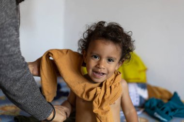 Latin Amerikalı çocuk (2) annesi tarafından değiştiriliyor. Çocukluk ve annelik bakımı kavramı