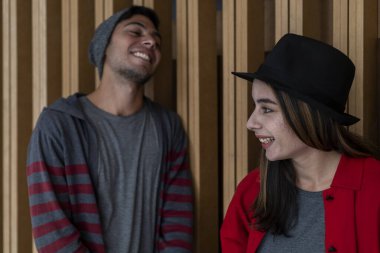 Genç Latin Amerikalı erkek ve kız kardeş çift pozitif ve eğlenceli bir tavırla birlikte poz veriyorlar. Eğlence ve kardeşlik kavramı