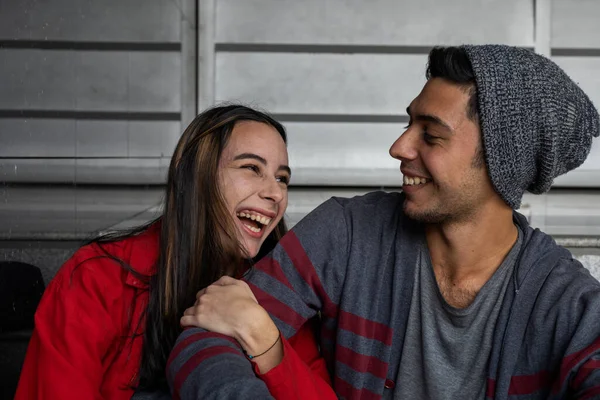 Mutlu gülümseyen iki genç Latin Amerikalı kardeşin portresi. Şefkat ve güvenlik göstergesi olarak kolunu tutuyor. Kardeşlik ve aile kavramı