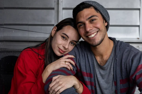 Mutlu gülümseyen iki genç Latin Amerikalı kardeşin portresi. Şefkat ve güvenlik göstergesi olarak kolunu tutuyor. Kardeşlik ve aile kavramı