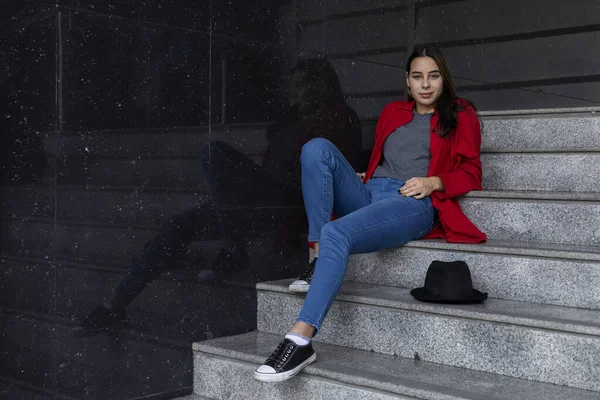 Retrato Uma Jovem Latino Americana Sentada Nas Escadas Poses Com — Fotografia de Stock
