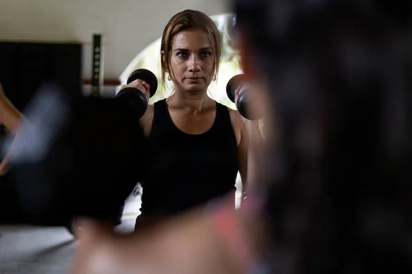 Koncentrerad Latinamerikansk Kvinna Lyfter Hantlar Träningen Gymmet Friska Livsstil Koncept — Stockfoto