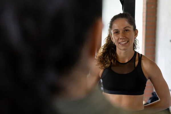 Latinamerikansk Kvinna Chattar Medan Hon Vilar Från Sin Träning Gymmet — Stockfoto