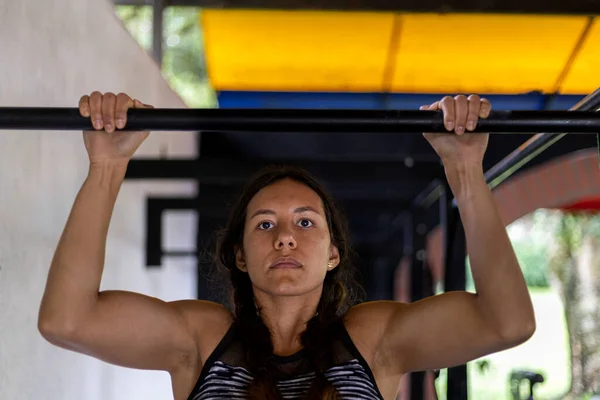 Ung Latinamerikansk Kvinna Testar Sin Armstyrka Calisthenics Bar Träningen Gymmet — Stockfoto