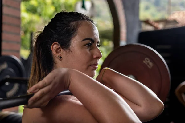 Young Latin American Woman Standing Holding Her Shoulders Barbell Weights — Stockfoto