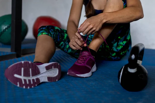 Oigenkännlig Latinamerikansk Kvinna Sitter Och Knyter Flätorna Sina Skor Gymmet — Stockfoto