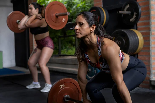 Two Latin American Women Perform Functional Workouts Executed High Intensity — Stockfoto