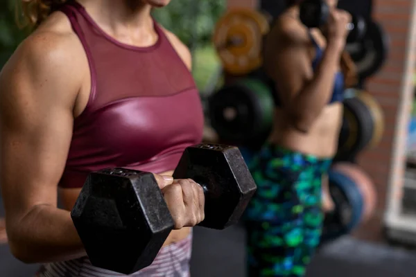 Två Oigenkännliga Latinamerikanska Kvinnor Utför Högintensiva Funktionella Träningspass Gymmet Med — Stockfoto