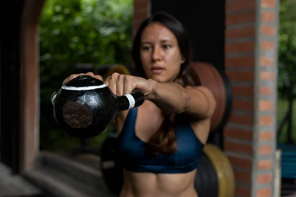 Latinamerikansk Kvinna Lyfter Kettlebell Med Båda Händerna Sin Högintensiva Funktionella — Stockfoto