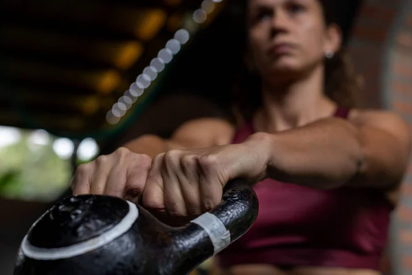 Latinamerikansk Kvinna Lyfter Kettlebell Med Båda Händerna Sin Högintensiva Funktionella — Stockfoto