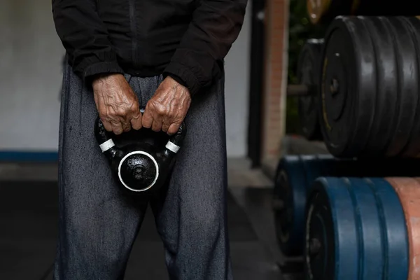 Oigenkännlig Latinamerikansk Senior Hane Som Håller Kettlebell Med Båda Händerna — Stockfoto