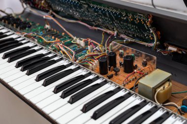 Elektronik devre onarım levhası ve elektrikli piyanonun bileşenleri. Konsept onarımı, elektronik