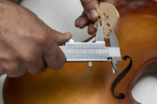 Hands Unrecognizable Latin American Luthier Taking Precise Measurements Violin Bridge — Stock Photo, Image