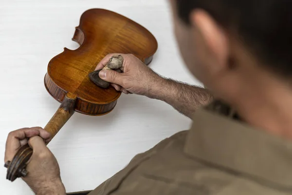 拉丁美洲无法辨认的拉美地区的特写镜头使用自然染料 用老式的方法把小提琴涂上清漆 概念弦乐器 — 图库照片