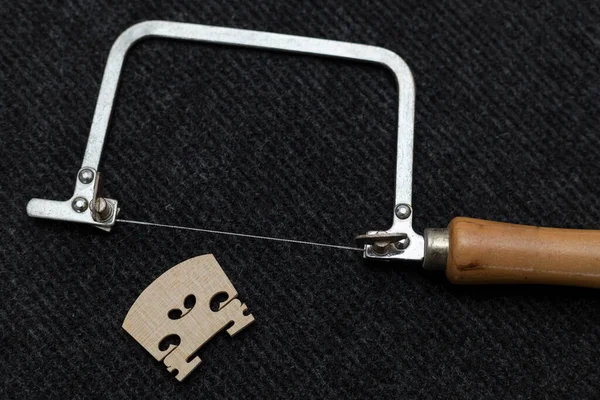 Testerenin üst görüntüsü ve keman köprüsü. Konsept dizili araçları kabul et