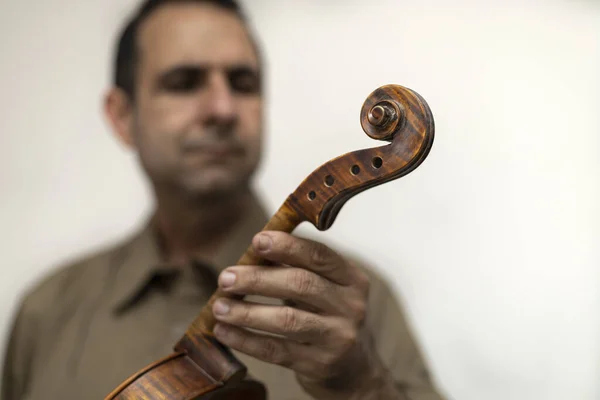 拉丁美洲的幸运儿手里拿着一把未完成的小提琴 有选择地专注于小提琴 概念弦乐器 — 图库照片