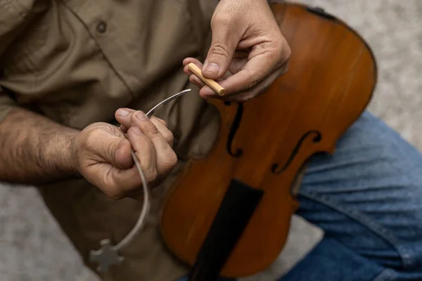拉丁美洲比较聪明的人在特殊的工具中放置一个音柱 该音柱通过小提琴顶部和底部之间的压力放置在乐器内部 弦乐器概念 — 图库照片