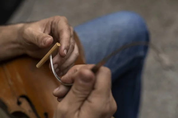 拉丁美洲比较聪明的人在特殊的工具中放置一个音柱 该音柱通过小提琴顶部和底部之间的压力放置在乐器内部 弦乐器概念 — 图库照片