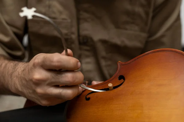 拉丁美洲的人在小提琴的顶部和底部之间放置一个音柱 弦乐器概念 — 图库照片