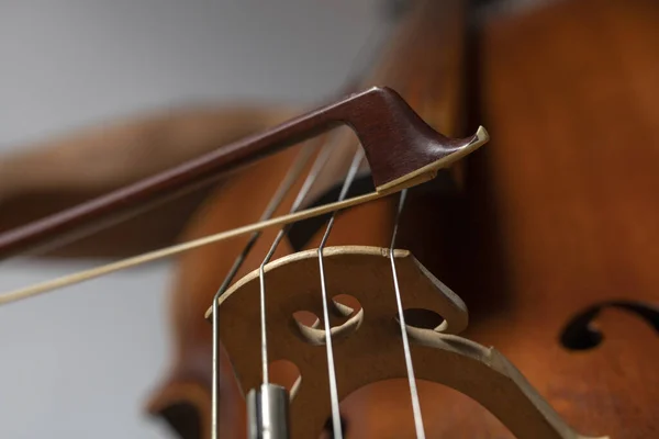 近距离的弓在顶部 并正确地放置在G弦上的大提琴 概念管弦乐队乐器和音乐学生 — 图库照片