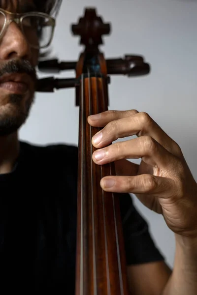 手的特写正确地放在大提琴上的第一个位置 概念管弦乐队乐器和音乐学生 — 图库照片