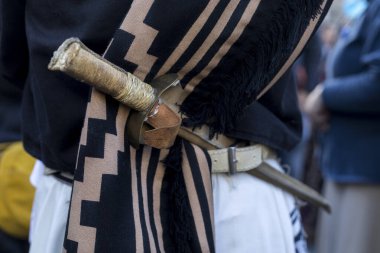 Geleneksel bir Arjantinli gaucho 'nun kemer ve bıçak (facon) detaylarının arka görüntüsü. Yakından, tanınmayan biri. Arjantin Kültür ve Gelenekleri Konsepti