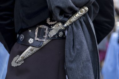 Geleneksel bir Arjantinli gaucho 'nun kemer ve bıçak (facon) detaylarının arka görüntüsü. Yakından, tanınmayan biri. Arjantin Kültür ve Gelenekleri Konsepti