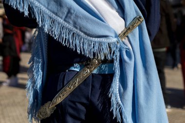 Geleneksel bir Arjantinli gaucho 'nun kemer ve bıçak (facon) detaylarının arka görüntüsü. Yakından, tanınmayan biri. Arjantin Kültür ve Gelenekleri Konsepti
