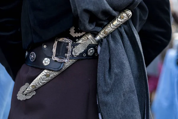 Geleneksel bir Arjantinli gaucho 'nun kemer ve bıçak (facon) detaylarının arka görüntüsü. Yakından, tanınmayan biri. Arjantin Kültür ve Gelenekleri Konsepti