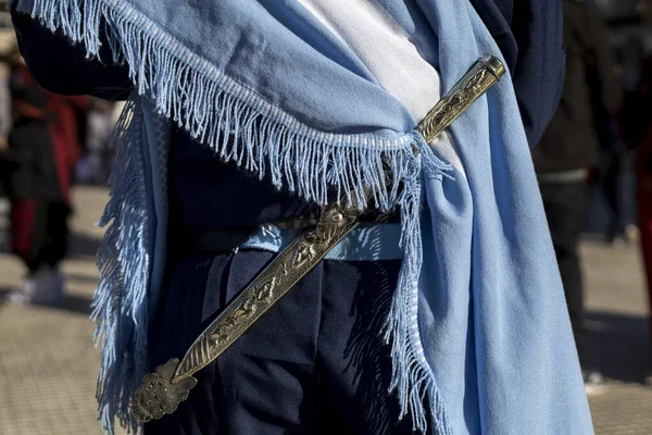 Geleneksel bir Arjantinli gaucho 'nun kemer ve bıçak (facon) detaylarının arka görüntüsü. Yakından, tanınmayan biri. Arjantin Kültür ve Gelenekleri Konsepti