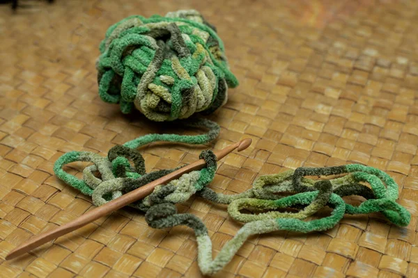 在绿色毛球旁边用竹子材料做的钩针的特写 休闲和闲暇时间的概念 — 图库照片
