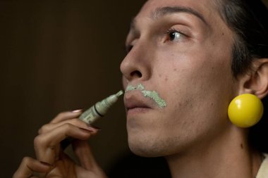 22 yaşında transseksüel genç bir erkek odasında makyaj yapıyor. Transseksüel kavramı