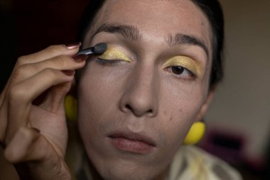 22 yaşında transseksüel genç bir erkek odasında makyaj yapıyor. Transseksüel kavramı