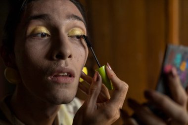 22 yaşında transseksüel genç bir erkek odasında makyaj yapıyor. Transseksüel kavramı