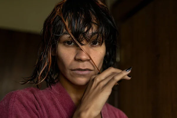 Genç transseksüel (26) kameraya bornoz ve ıslak saçlarla bakıyor. Transseksüel Konsepti