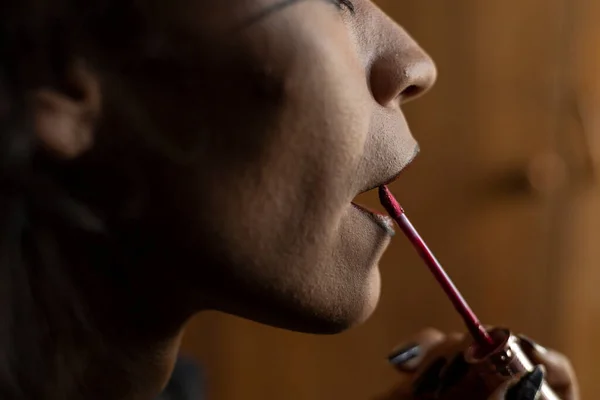 Genç travesti (26) odasında makyaj yapıyor. Transseksüel Konsepti