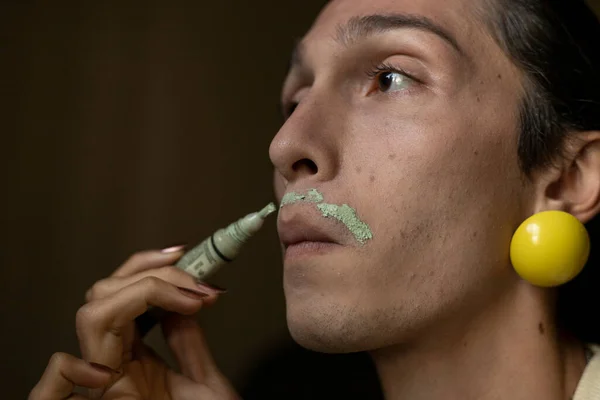 22 yaşında transseksüel genç bir erkek odasında makyaj yapıyor. Transseksüel kavramı