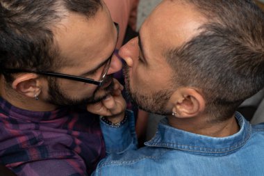 Gerçek bir çift Latin Amerikalı adam sevgiyle öpüşüyor. Cinsel çeşitlilik kavramı