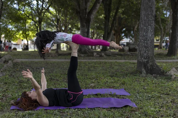 Latinamerikansk Mamma Och Dotter Kul Parken Gör Yoga Och Motion — Stockfoto