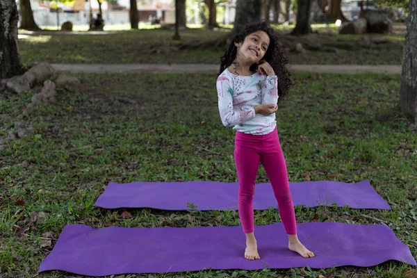 Latin Amerikalı kız parkta yoga yapmaya hazır.