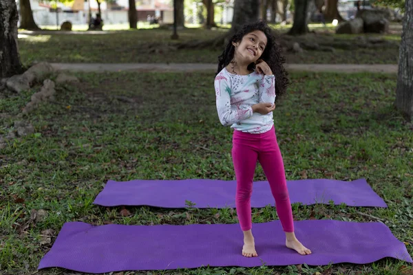 Latinamerikansk Tjej Redo Att Göra Sin Yoga Praktik Parken — Stockfoto