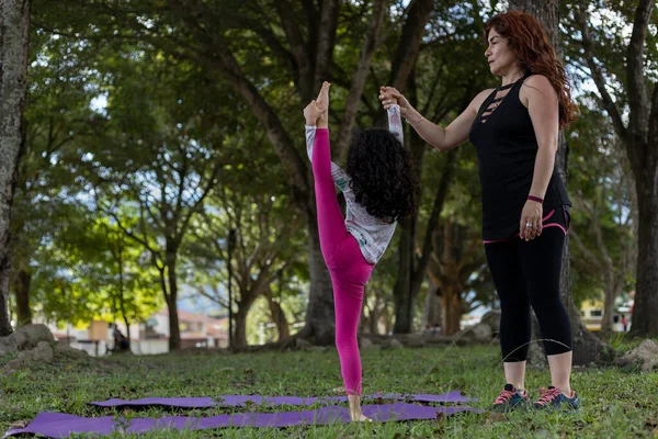 Latinamerikansk Mamma Och Dotter Kul Parken Gör Balanseringsövningar Tillsammans — Stockfoto